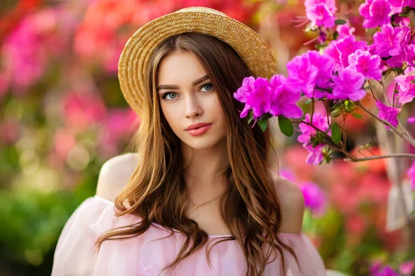 Hermosa Chica Vestido Vintage Rosa Sombrero Paja Pie Cerca Flores —  Fotos de Stock