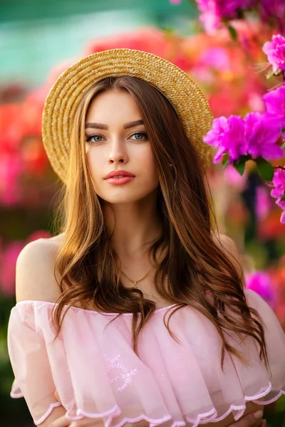 Красивая Девушка Розовом Винтажном Платье Соломенной Шляпе Стоящей Возле Красочных — стоковое фото