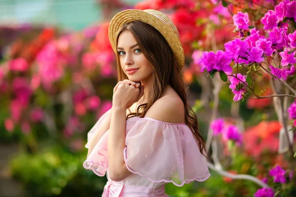 Belle Fille Robe Vintage Rose Chapeau Paille Debout Près Fleurs — Photo