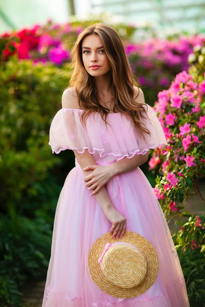 Hermosa Chica Vestido Vintage Rosa Sombrero Paja Pie Cerca Flores — Foto de Stock
