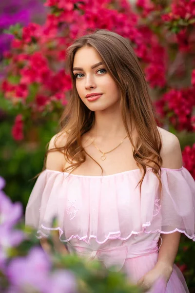 Menina Bonita Vestido Vintage Rosa Chapéu Palha Perto Flores Coloridas — Fotografia de Stock