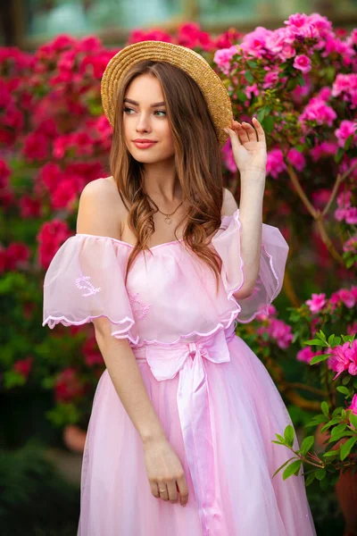 분홍색 빈티지 가까이에 모자를 아름다운 로맨틱 여성의 작품입니다 부드러워 보이는 — 스톡 사진