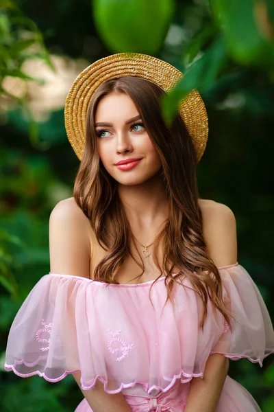 Mooi Meisje Roze Vintage Jurk Strohoed Staande Groene Achtergrond Met — Stockfoto