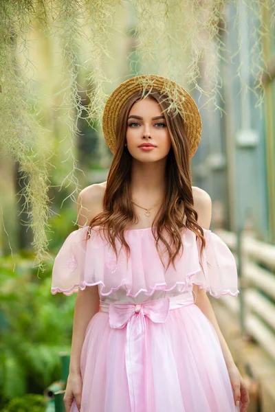 Hermosa Chica Vestido Vintage Rosa Sombrero Paja Pie Sobre Fondo —  Fotos de Stock