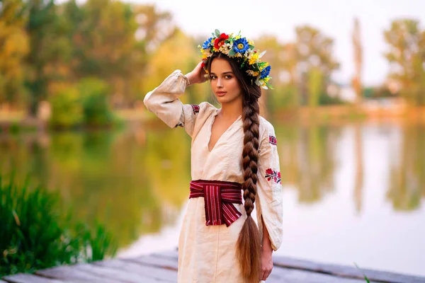 Hermosa Chica Pelo Largo Trenzado Vestido Tradicional Ucraniano Corona Posando —  Fotos de Stock