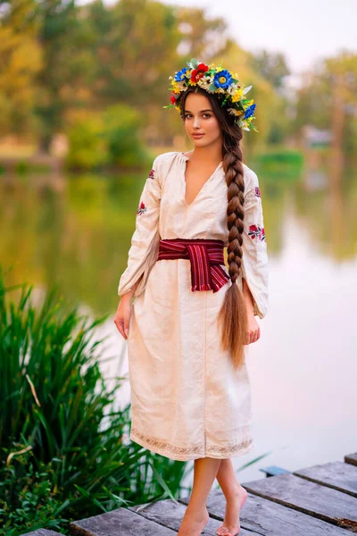 Hermosa Chica Pelo Largo Trenzado Vestido Tradicional Ucraniano Corona Posando —  Fotos de Stock