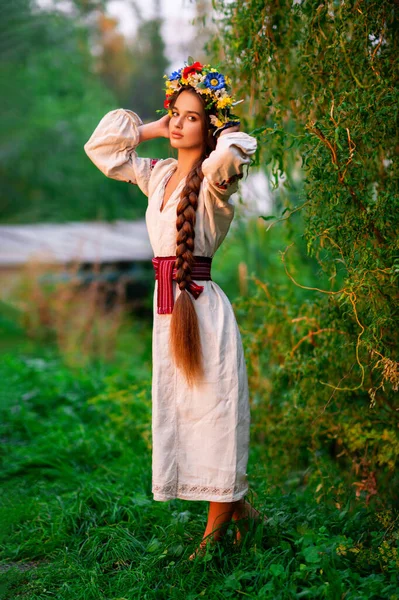 Piękne Długie Plecione Włosy Dziewczyna Ukraińskiej Tradycyjnej Sukni Wieniec Pozowanie — Zdjęcie stockowe