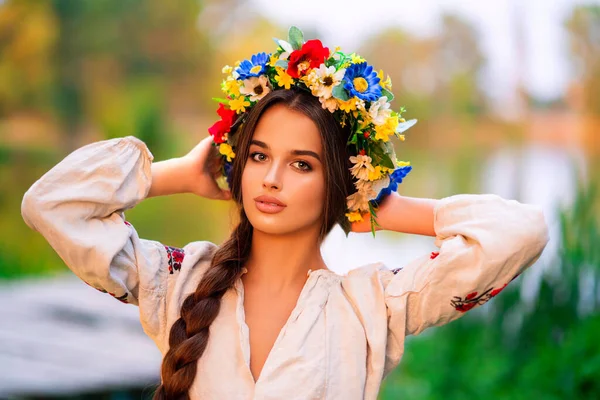 Bela Menina Cabelo Trançado Longo Vestido Tradicional Ucraniano Coroa Posando — Fotografia de Stock