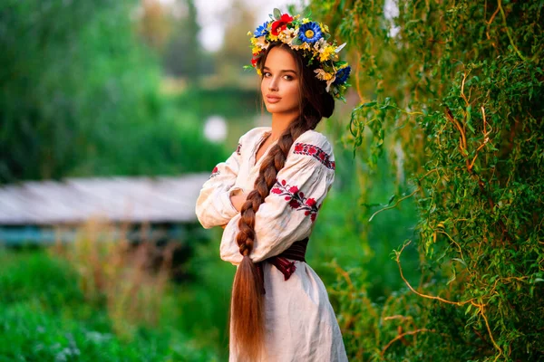 Vacker Lång Flätade Hår Flicka Ukrainska Traditionell Klänning Och Krans — Stockfoto