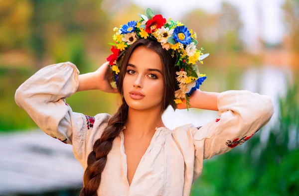 Mooie Lange Gevlochten Haar Meisje Oekraïense Traditionele Jurk Krans Poseren — Stockfoto