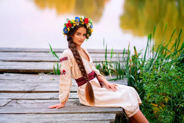 Geleneksel Ukrayna Elbisesi Çelengi Içinde Nehrin Yanındaki Yeşil Doğada Poz — Stok fotoğraf
