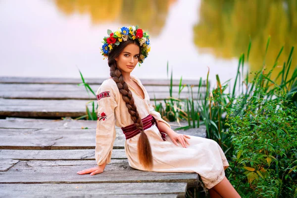 Bela Menina Cabelo Trançado Longo Vestido Tradicional Ucraniano Coroa Posando — Fotografia de Stock