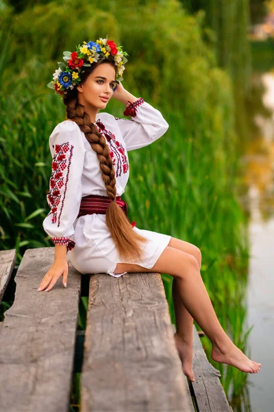Belle Fille Cheveux Longs Tressés Robe Traditionnelle Ukrainienne Couronne Posant — Photo