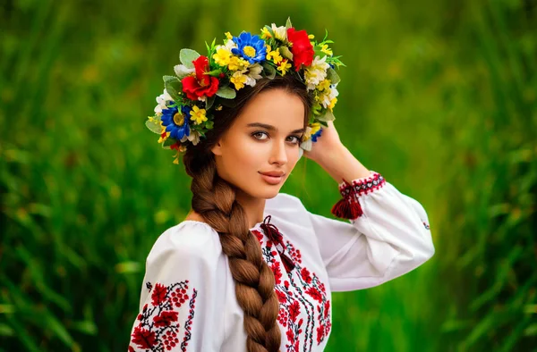 우크라이나 의상을 근처의 환경에서 포즈를 취하는 아름답고 머리를 배경의 매력적 — 스톡 사진