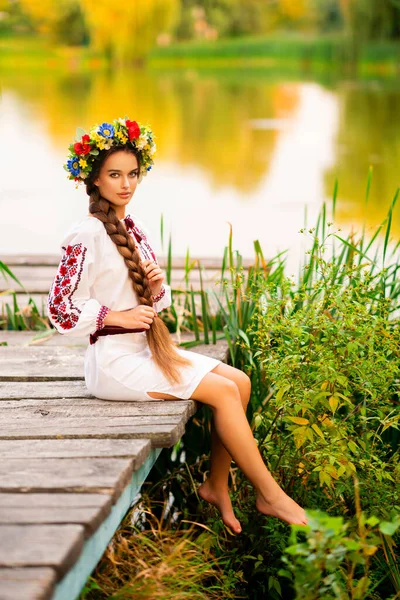 Geleneksel Ukrayna Elbisesi Çelengi Içinde Nehrin Yanındaki Yeşil Doğada Poz — Stok fotoğraf