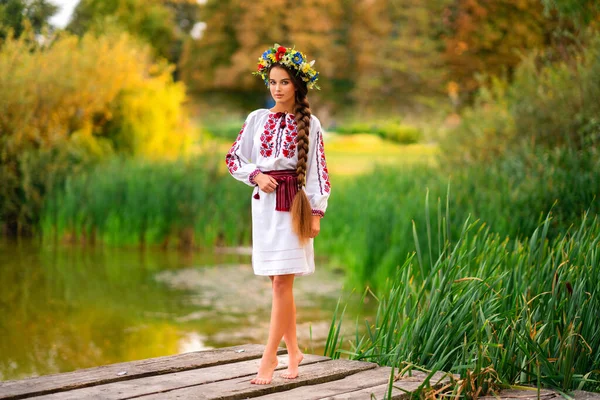 Gyönyörű Hosszú Fonott Haj Lány Ukrán Hagyományos Ruha Koszorú Pózol — Stock Fotó