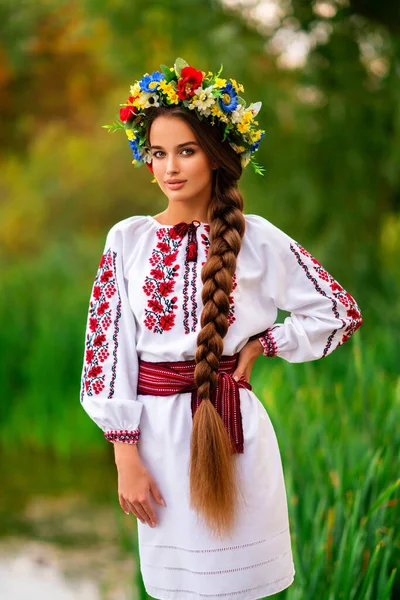 Красивая Длинноволосая Девушка Украинском Традиционном Платье Венке Позирующая Зеленой Природе — стоковое фото