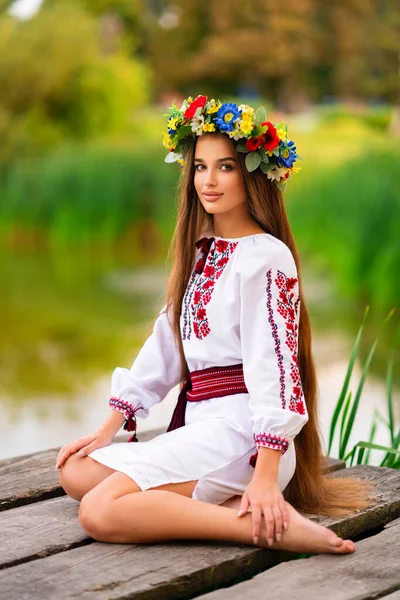 Bella Ragazza Capelli Lunghi Intrecciati Abito Tradizionale Ucraino Ghirlanda Posa — Foto Stock