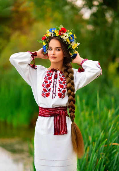 Schöne Lange Geflochtene Haare Mädchen Ukrainischer Tracht Und Kranz Posiert — Stockfoto