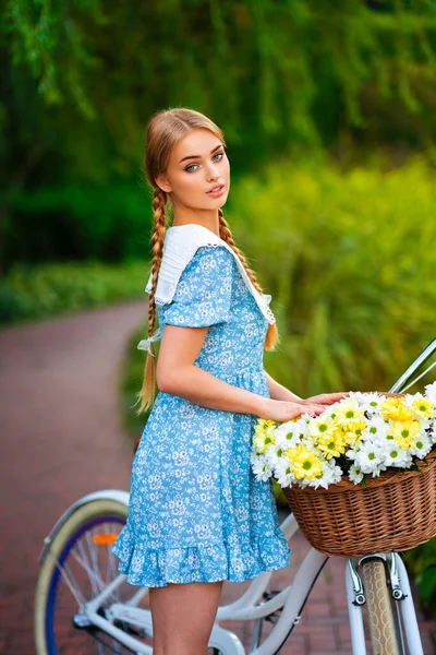 Hermosa Joven Rubia Sonriente Chica Con Vestido Corto Azul Pie —  Fotos de Stock