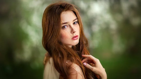 美丽浪漫的红头发姑娘 身穿白色花边裙 站在盛开的花园里 梦想中的年轻模特看着相机 — 图库照片