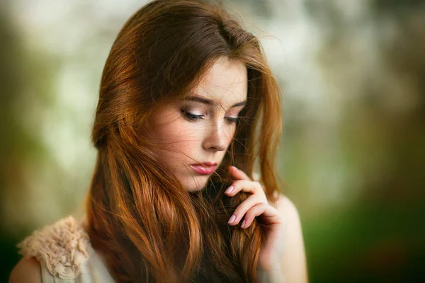 Jaro Krásné Romantické Červené Vlasy Dívka Bílých Krajkových Šatech Stojící — Stock fotografie