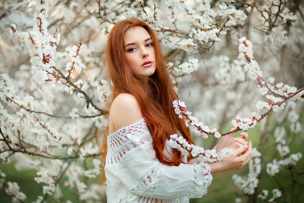 Весна Красива Романтична Руда Волохата Дівчина Білому Мереживному Платті Стоїть — стокове фото