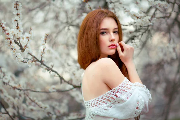 Frühling Schöne Romantische Rothaarige Mädchen Weißen Spitzenkleid Steht Blühenden Garten — Stockfoto