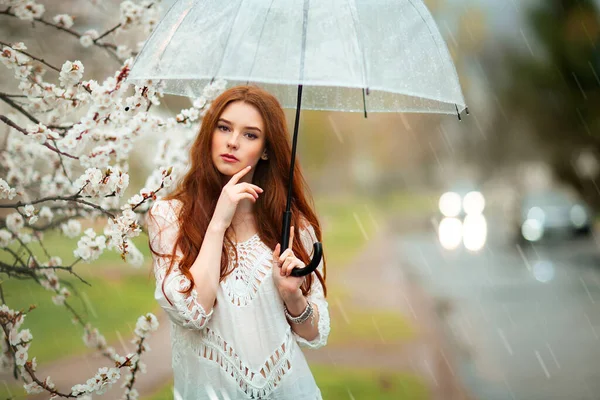 Jarní Krásná Romantická Rudovlasá Dívka Bílých Krajních Šatech Džínách Stojící — Stock fotografie