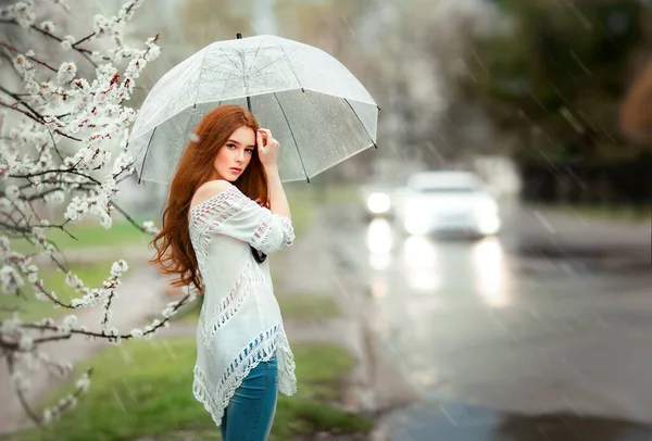 Primavera Bela Menina Cabelos Vermelhos Românticos Vestido Renda Branca Jeans — Fotografia de Stock