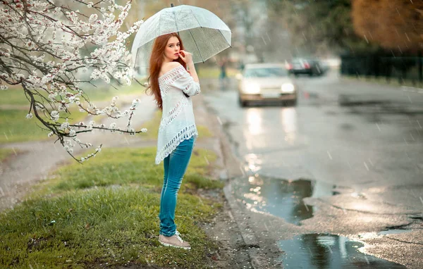 레이스 드레스와 우산으로 근처에 청바지에 아름다운 낭만적 카메라 — 스톡 사진