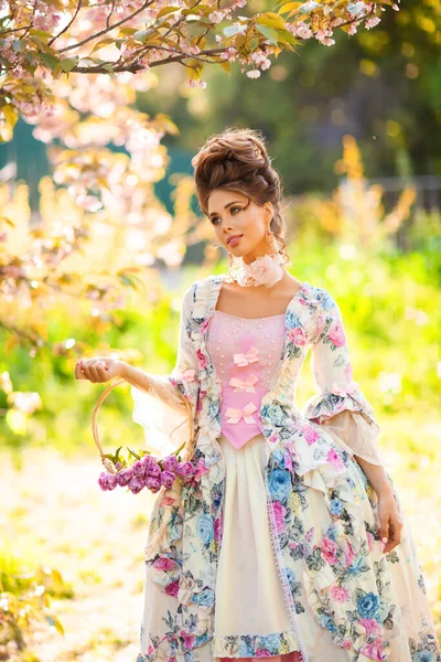 Printemps Belle Fille Romantique Avec Coiffure Parfaite Debout Dans Jardin — Photo