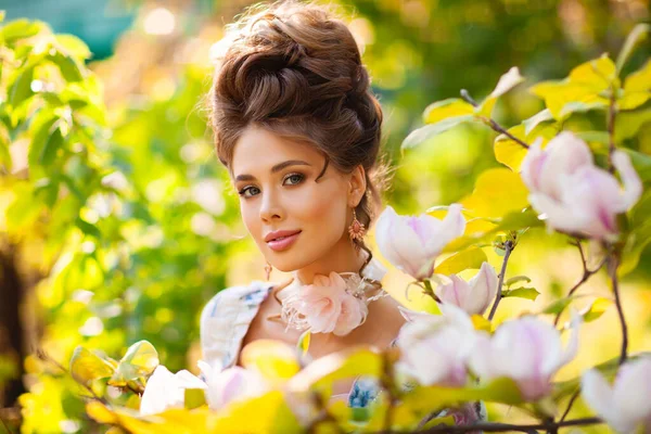 Tavasz Gyönyörű Romantikus Lány Tökéletes Frizurával Áll Virágzó Magnólia Kertben — Stock Fotó