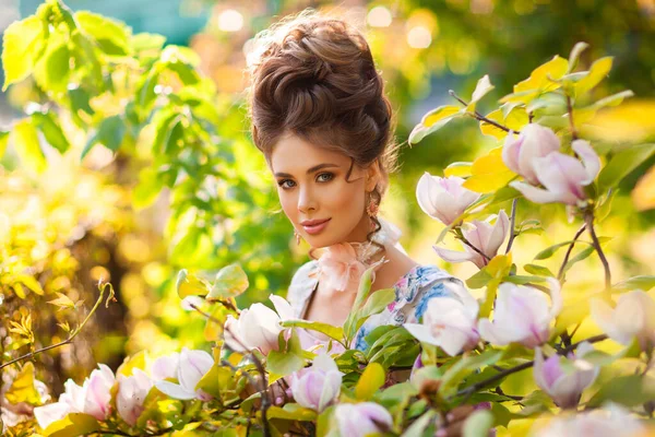 Çiçekli Manolya Bahçesinde Dikilen Mükemmel Saç Stiline Sahip Güzel Romantik — Stok fotoğraf