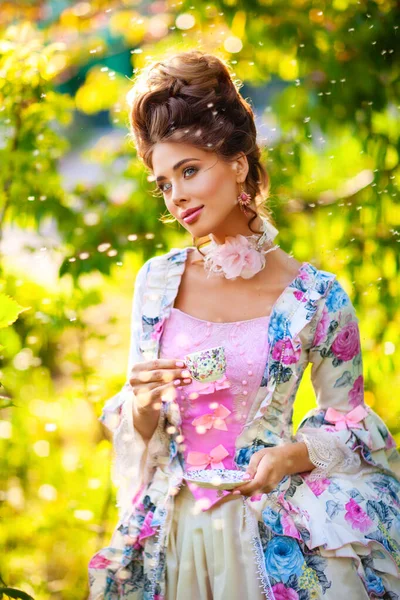 Lkbahar Mükemmel Saç Stili Ile Güzel Romantik Kız Yeşil Güneşli — Stok fotoğraf
