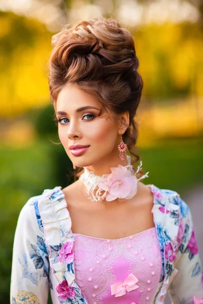 Baharın Yakın Portresi Mükemmel Saç Stili Olan Güzel Romantik Kız — Stok fotoğraf