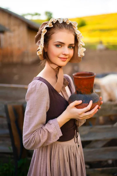 Hermosa Joven Rural Con Vestido Medieval Sombrero Sombrero Posando Rancho — Foto de Stock
