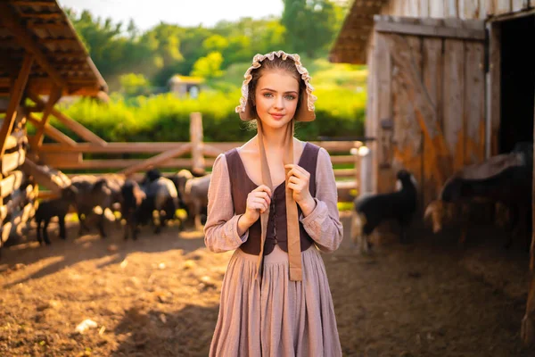 美丽的乡村姑娘 穿着中世纪的衣服 戴着一顶帽子 在农场里摆姿势 乡村艺术照片中漂亮的金发模特 — 图库照片