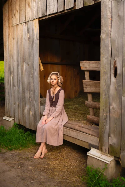 Красивая Молодая Деревенская Девушка Средневековом Платье Шляпе Позирующая Ранчо Симпатичная — стоковое фото