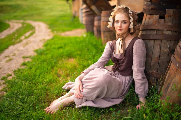 Красива Молода Сільська Дівчина Середньовічній Сукні Капелюсі Позує Ранчо Красива — стокове фото