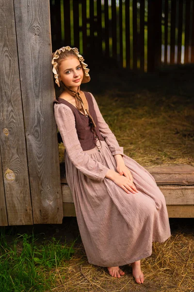 Красивая Молодая Деревенская Девушка Средневековом Платье Шляпе Позирующая Ранчо Симпатичная — стоковое фото