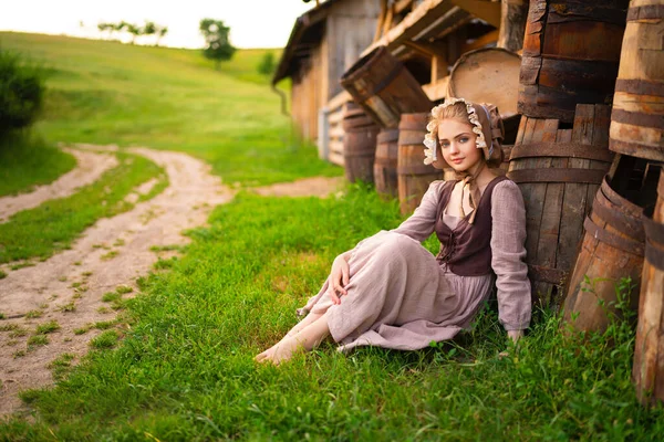中世のドレスと牧場にポーズをボンネット帽子の美しい若い農村の女の子 田舎の美術写真のかなりブロンドモデル — ストック写真