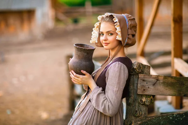 Schöne Junge Landmädchen Mittelalterlichem Kleid Und Hut Posiert Auf Einer — Stockfoto