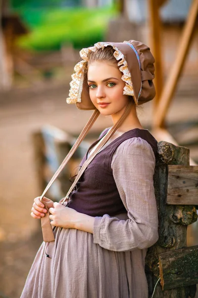 Крупный План Портрета Красивой Молодой Сельской Девушки Средневековом Платье Шляпе — стоковое фото