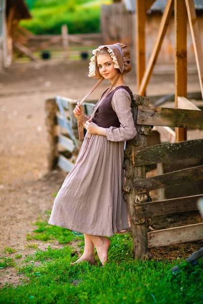 Menina Rural Bonita Vestido Medieval Chapéu Boné Posando Rancho Modelo — Fotografia de Stock