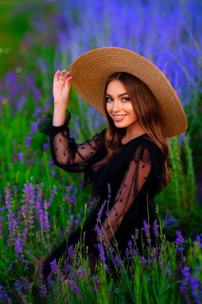 Retrato Una Hermosa Chica Vestido Negro Transparente Gran Sombrero Paja —  Fotos de Stock