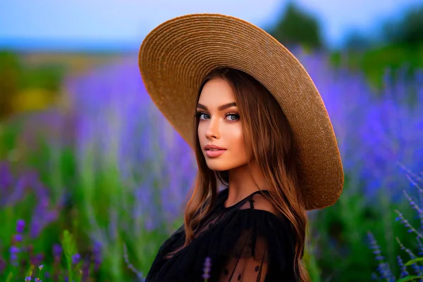 라벤더 들판에 짚으로 커다란 모자를 아름다운 소녀의 초상화를 클로즈업합니다 낭만적 — 스톡 사진