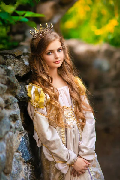 Linda Jovem Princesa Loira Vestido Medieval Ouro Pequena Coroa Rainha — Fotografia de Stock