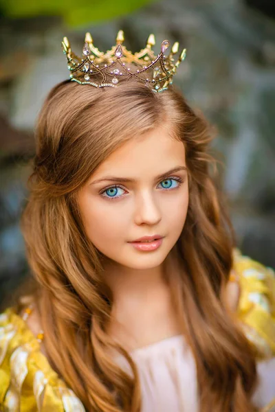 금발의 아름다운 금발의 공주가 시대의 황금색 드레스와 왕관을 아름다운 근처에 — 스톡 사진