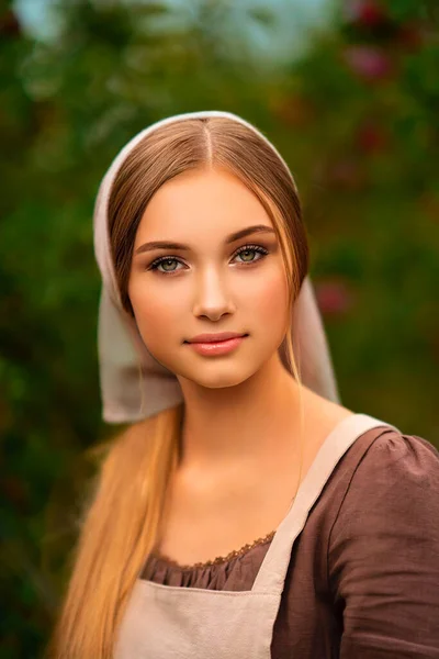 Ortaçağ Elbiseli Önlüklü Güzel Sarışın Kızın Portresi Bahçede Duran Genç — Stok fotoğraf